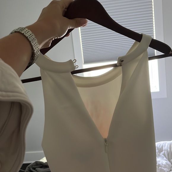 Stunning guess white flower dress - Picture 3 of 6